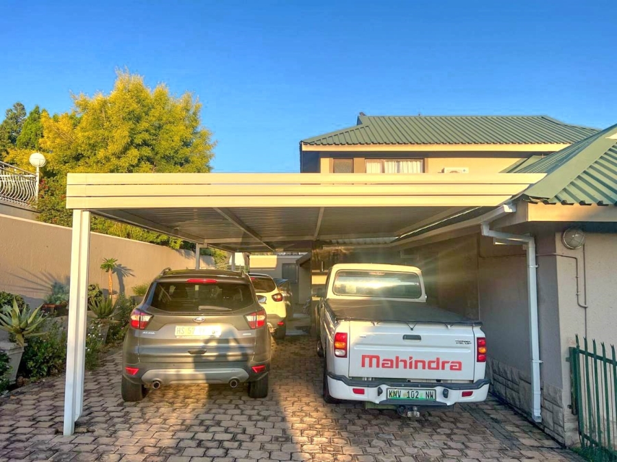 4 Bedroom Property for Sale in Caribbean Beach Club North West